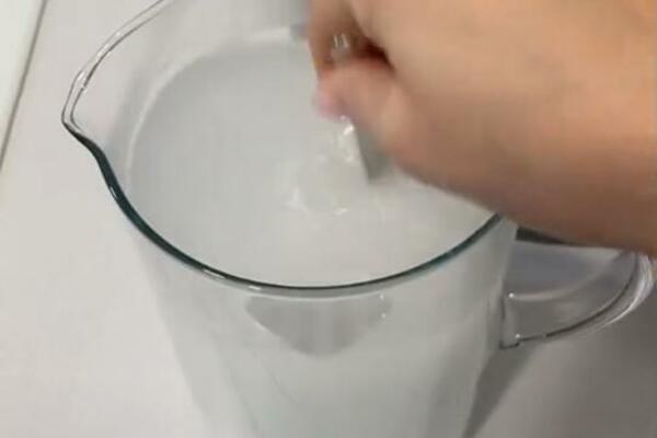 POMEŠALA JE SODU BIKARBONU I SIRĆE I SIPALA U VEŠ MAŠINU: Biće vam KRIVO što ranije niste znali za OVAJ TRIK VIDEO