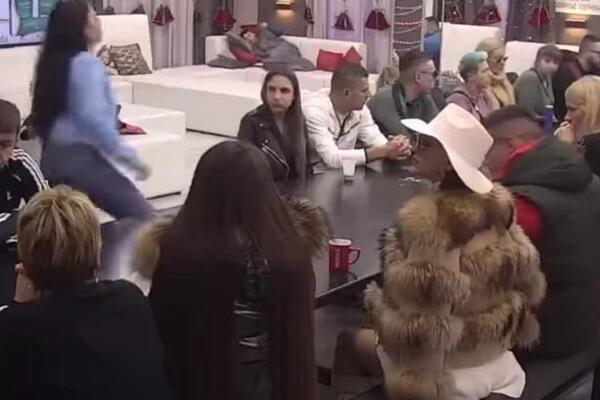 OTKRIVENA NAJVEĆA TAJNA VEZA U ZADRUZI: Oženjeni takmičar prešao granicu prijateljstva, SUPRUGA NA APARATIMA