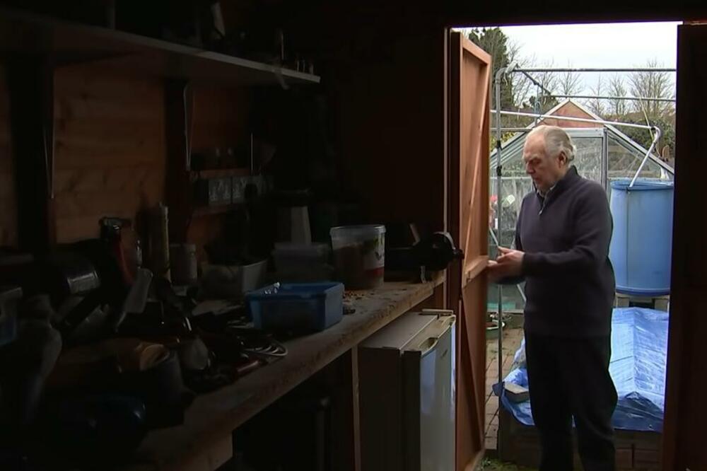 PENZIONER MISLIO DA GUBI RAZUM, PA JE POSTAVIO KAMERU U ŠUPU: Ostao zapanjen kad je video ŠTA SE DEŠAVA (VIDEO)