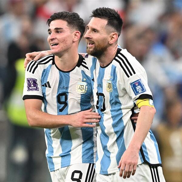 OVO NIJE URADIO NI MESI! Alvarez na pragu da postane jedini po trofejima u Argentini (FOTO)