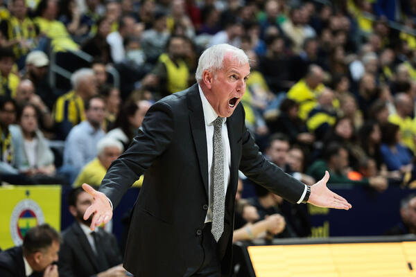 OBRADOVIĆ NA TAJM AUTU BESNEO NA IGRAČE: Ovako se vi borite, sram vas bilo! (VIDEO)