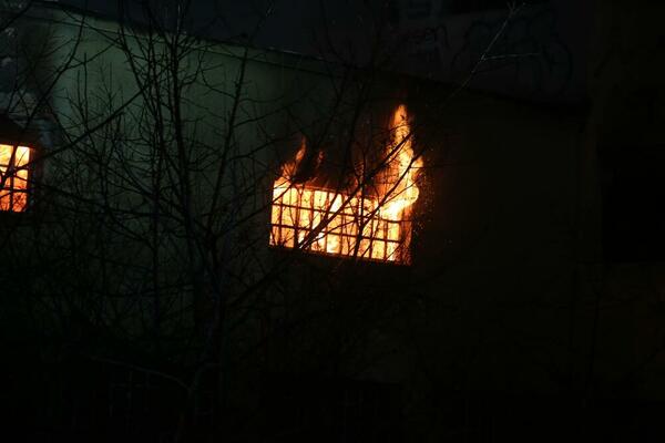 NA LICU MESTA BILE SVE RASPOLOŽIVE EKIPE: Požar u stambenoj zgradi u centru Pirota