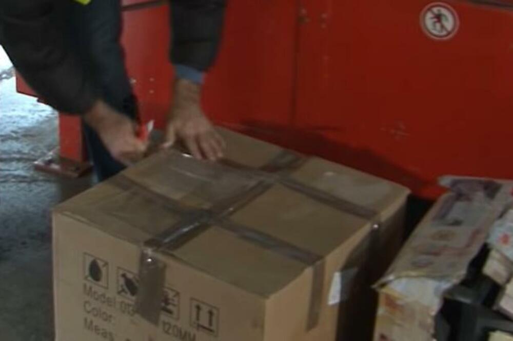 NARUČIO TELEFON PUTEM INTERNETA, PA ZAMALO STRADAO: Kad je otvorio paket, OBLIO GA JE HLADAN ZNOJ... (FOTO)