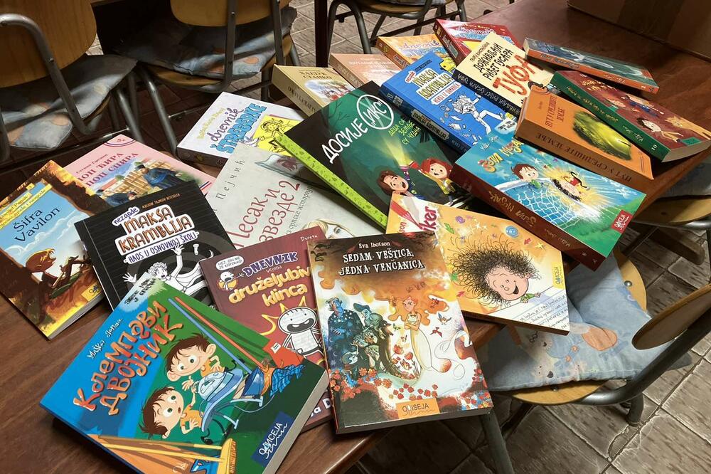 OBNOVLJENI FONDOVI ŠKOLSKIH BIBLIOTEKA ŠIROM ZEMLJE: Knjige kao novogodišnji poklon Telekoma Srbija!