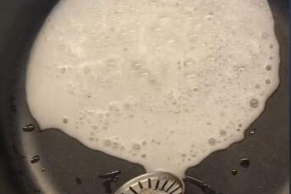 SIPAJTE OVAJ RASTVOR U SUDOPERU I SAČEKAJTE PAR MINUTA: Biće vam ŽAO što ranije niste znali taj TRIK