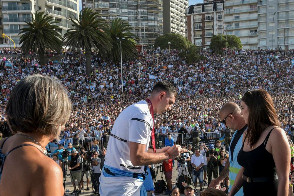 IMA I ONIH KOJI GA OBOŽAVAJU: Golmanu Argentine priređen fenomenalan doček u Mar del Plati! (VIDEO/FOTO)