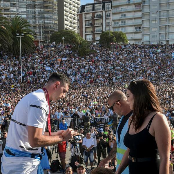 IMA I ONIH KOJI GA OBOŽAVAJU: Golmanu Argentine priređen fenomenalan doček u Mar del Plati! (VIDEO/FOTO)
