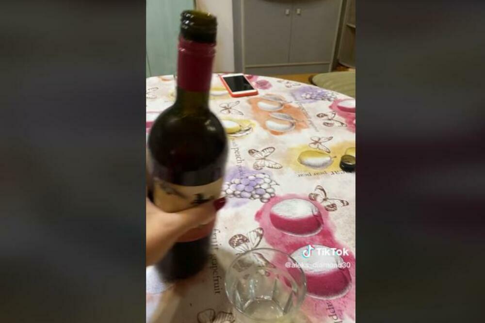 SRPKINJA OTVORILA VINO KOJE JE DOBILA ZA SLAVU I ŠOKIRALA SE: Nećete verovati šta je IZAŠLO IZ FLAŠE! (VIDEO)