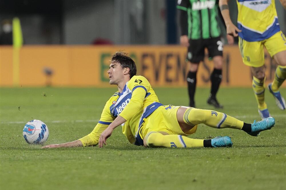 POVRATAK NA TEREN JOŠ UVEK NEIZVESTAN: Svi u Juventusu zabrinuti zbog stanja Vlahovićeve povrede!