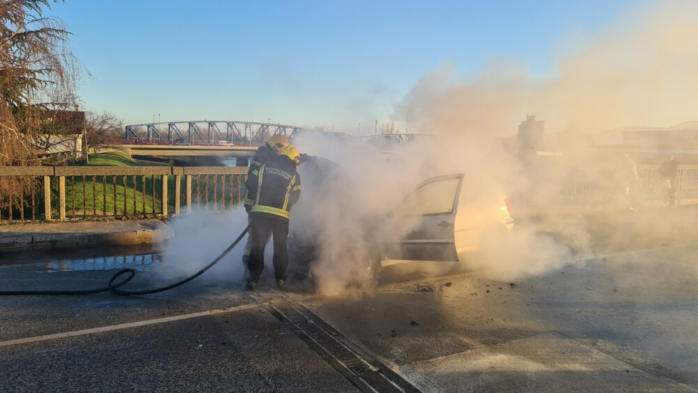 Zapalio se automobil, Zapalio se auto, Vatrogasci, Požar