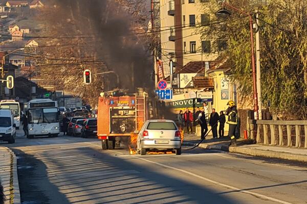 DŽIP U PLAMENU NASRED PUTA ZA NOVI SAD: Jezivi prizori s lica mesta, crn dim se širi okolo (VIDEO)