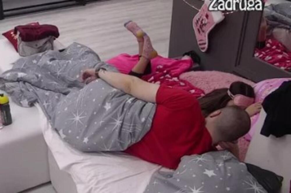 ANĐELA PUSTILA ZVEZDANU DA JOJ SE UVUČE U KREVET: On odmah krenuo da KORISTI RUKE, kamera snimila SVE (VIDEO)