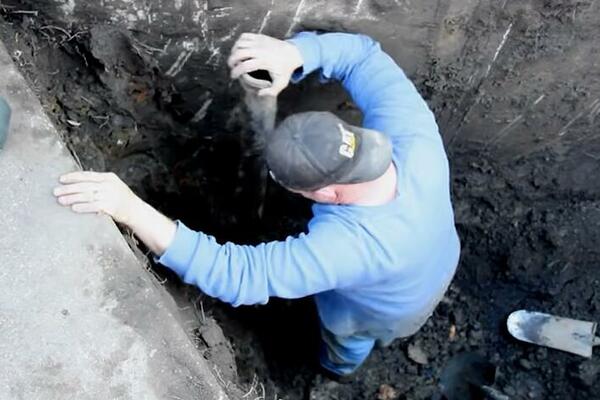 ČUO JE NEOBIČNE ZVUKOVE IZ ODVODNE CEVI I POČEO DA KOPA: Ono što je PRONAŠAO je pravo ČUDO (VIDEO)