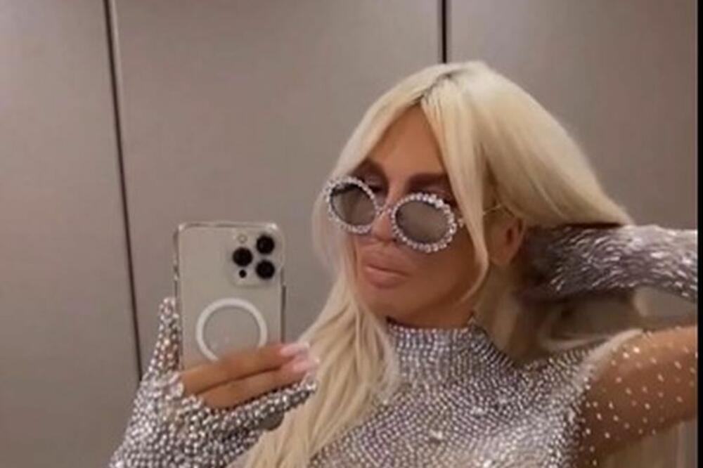 KARLEUŠA OBASJALA MAKEDONIJU I TO CELA U KRISTALIMA: Ovako nešto može samo ONA DA OBUČE, nema DONJI VEŠ?