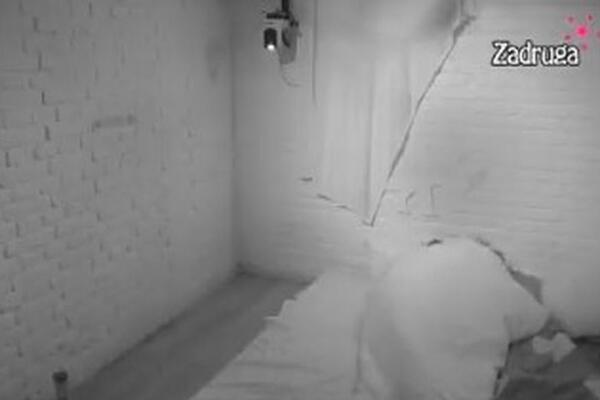 IMAJU LI SRAMOTE? Snimak AKCIJE osvanuo na mrežama, SVE ŽENE u Zadruzi žele da TRESU KREVET SA NJIM