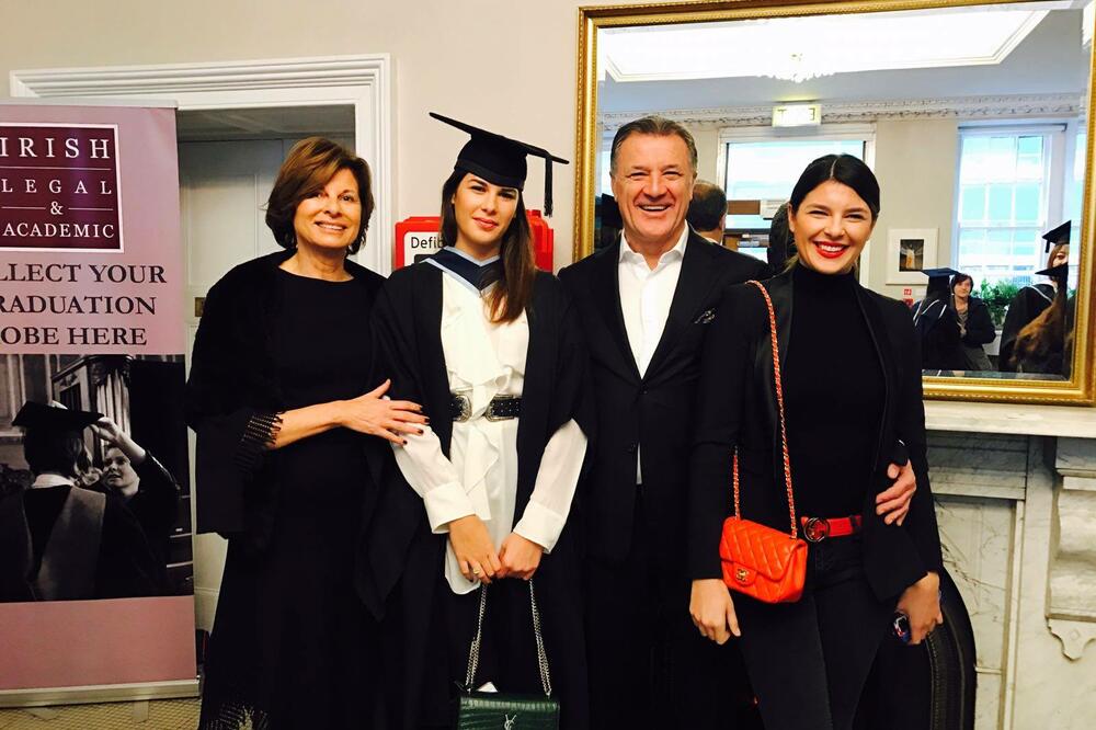 MAMIĆEVA NOVA DEVOJKA JE MLAĐA OD NJEGOVOG SINA: Jelena je jedva starija od Zdravkovih kćerki!