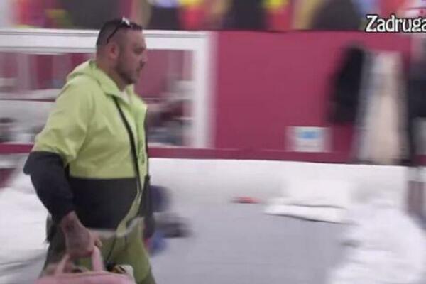 FILIP CAR OKRUŽEN ORUŽJEM: Prizor potpuno JEZIV, kamera svi SNIMILA