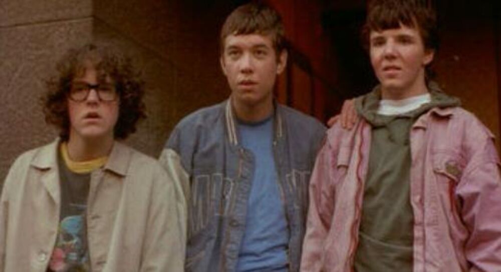 Detinjstvo glavnih junaka determinisano je sankcijama, blizinom rata i kriminalizacijom čitavog društva