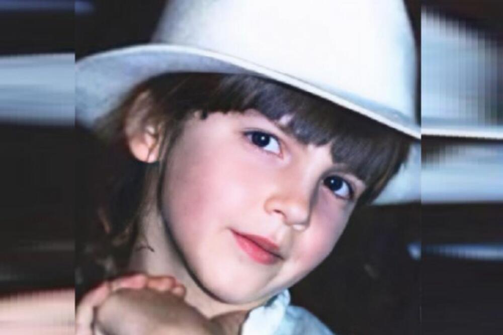 BILA SA SINOM NAJVEĆEG SRPSKOG MOĆNIKA, A SA FUDBALEROM IMALA TURBULENTAN BRAK: Znate ko je na fotografiji?