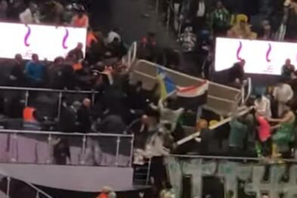 UŽASNE SCENE: Urušile se tribine na košarkaškom meču, DESETINE navijača povređene, igrači URLALI za pomoć! (VIDEO)