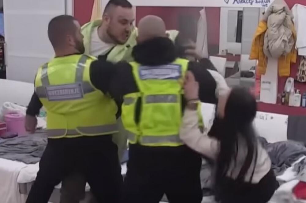 FILIP CAR PLJUNUO I UDARIO MAJU, OBEZBEĐENJE HITNO ULETELO: Objavljen snimak čistog NASILJA (VIDEO)