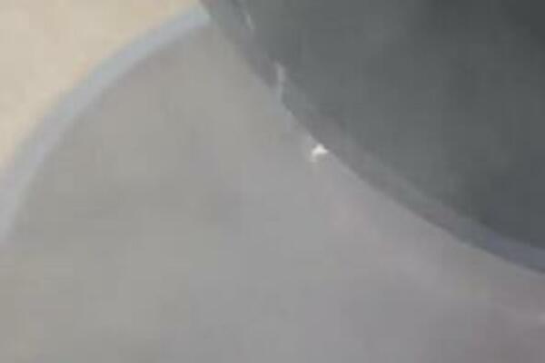 U VRELU VODU JE SIPALA 3 SASTOJKA I GLEDALA MAGIJU: Pločice su IZGLEDALE kao NOVE, genijalan trik ZA RIBANJE