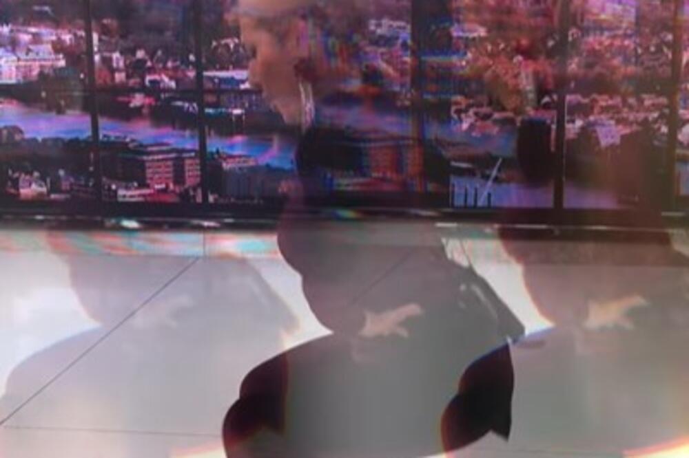 JOVANA JEREMIĆ TVERKOVALA U EMISIJI: Krenula da se spušta do poda, POKAZIVALA POZADINU