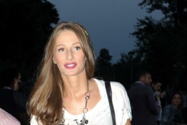 Ko je žena o kojoj bruji Srbija? Narod je pamti kao borbenu lepoticu iz "Farme", a na njen šarm pao je i ovaj dasa