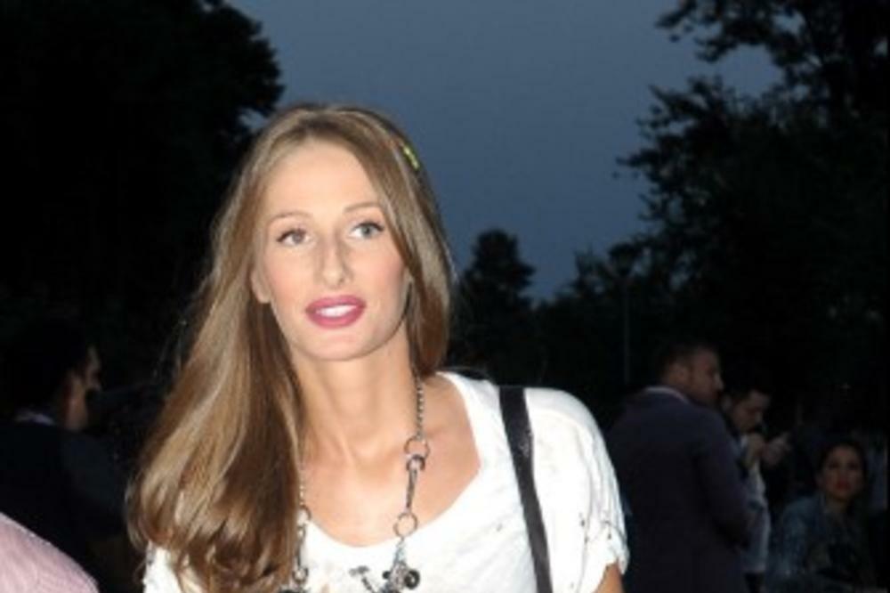 Ko je žena o kojoj bruji Srbija? Narod je pamti kao borbenu lepoticu iz "Farme", a na njen šarm pao je i ovaj dasa