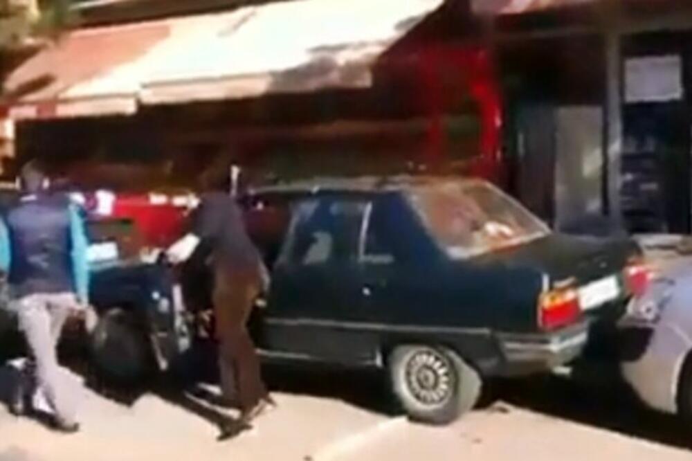 ZAGRADILI MU AUTO NA ULICI: Zatim se snašao za sve pare, ovo može samo GENIJALAC (VIDEO)