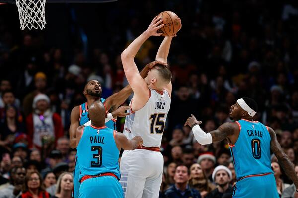 NE POMAŽE NI ŠAKA NA NI LICU, JOKIĆ POGAĐA: Nikola stigao do novog MONSTRUOZNOG tripl-dabla, najbolji je u ligi!