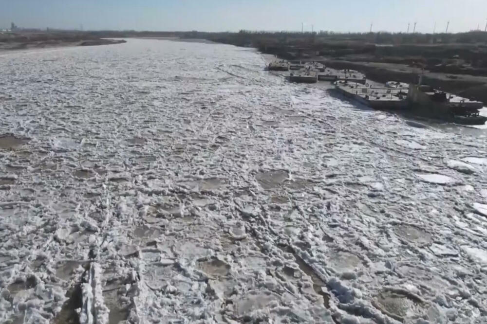 OVAKO IZGLEDA ZALEĐENI DEO ŽUTE REKE: Niske temperature formirale velike količine leda na vodi! VIDEO