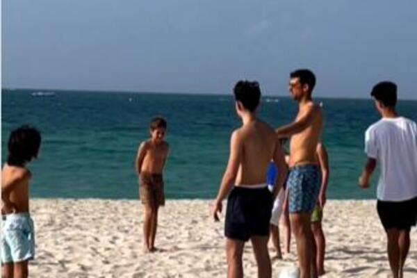 NOVAK JOŠ JEDNOM POKAZAO KAKAV JE CAR: Jednom dečaku je ulepšao Božić, ovo će pamtiti do kraja života! (VIDEO)