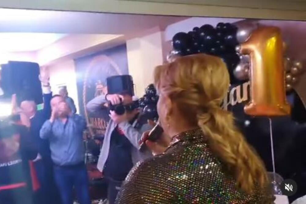 FOLKERKA UPALA NA SLAVLJE I NAPRAVILA POMETNJU: "Što ovoliko VRIŠTE?" (VIDEO)