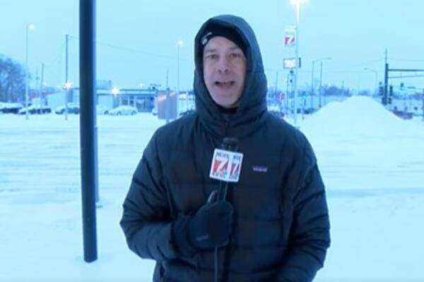 NASMEJAO SNEGOM ZATRPANU ZEMLJU: Džangrizavi novinar KUKAO tokom celog izveštavanja, gore MREŽE (VIDEO)