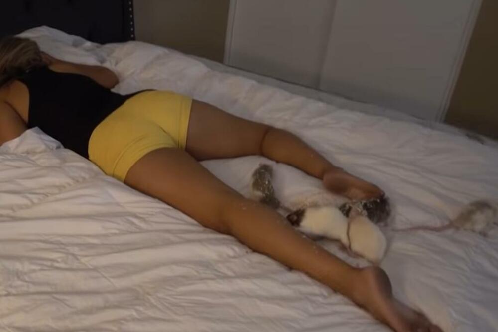 MIRNO JE SPAVALA, A ONDA JOJ JE DEČKO URADIO ONO ČEMU SE NAJMANJE NADALA: Sva UZNEMIRENA je iskočila iz kreveta