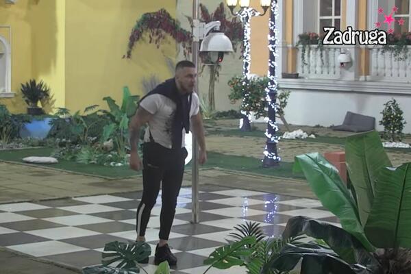 NASILJE U ZADRUZI NE JENJAVA: Pojavio se UZNEMIRUJUĆI snimak Marka koji KRVNIČKI ČUPA Sanju, ovo je zgrozilo mnoge