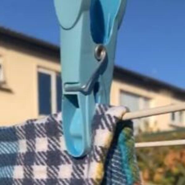 CEO ŽIVOT POGREŠNO SUŠIMO VEŠ: Ovako se stavljaju štipaljke, samo tako se neće ostati LINIJE NA ODEĆI