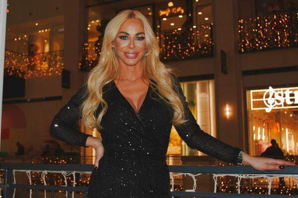 ŽENO, DA LI SI REALNA? VODITELJKA PINKA TVRDI DA NIKADA NIJE OTIŠLA POD NOŽ: Njeno TELO poželeli bi MNOGI