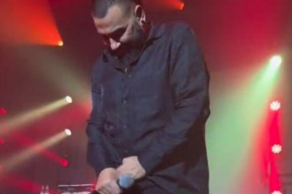 AZIS TOKOM NASTUPA ZAVLAČIO RUKE U GAĆE, A ONDA KRENUO DA SE PIPKA SVUDA GDE NE SME: Fanovi ostali u NEVERICI