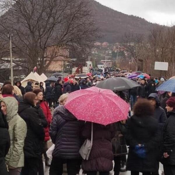 (UŽIVO) SRBI NA KOSOVU NE ODUSTAJU VEĆ 18 DANA! Hil o zabrani ulaska patrijarha Porfirija na KiM