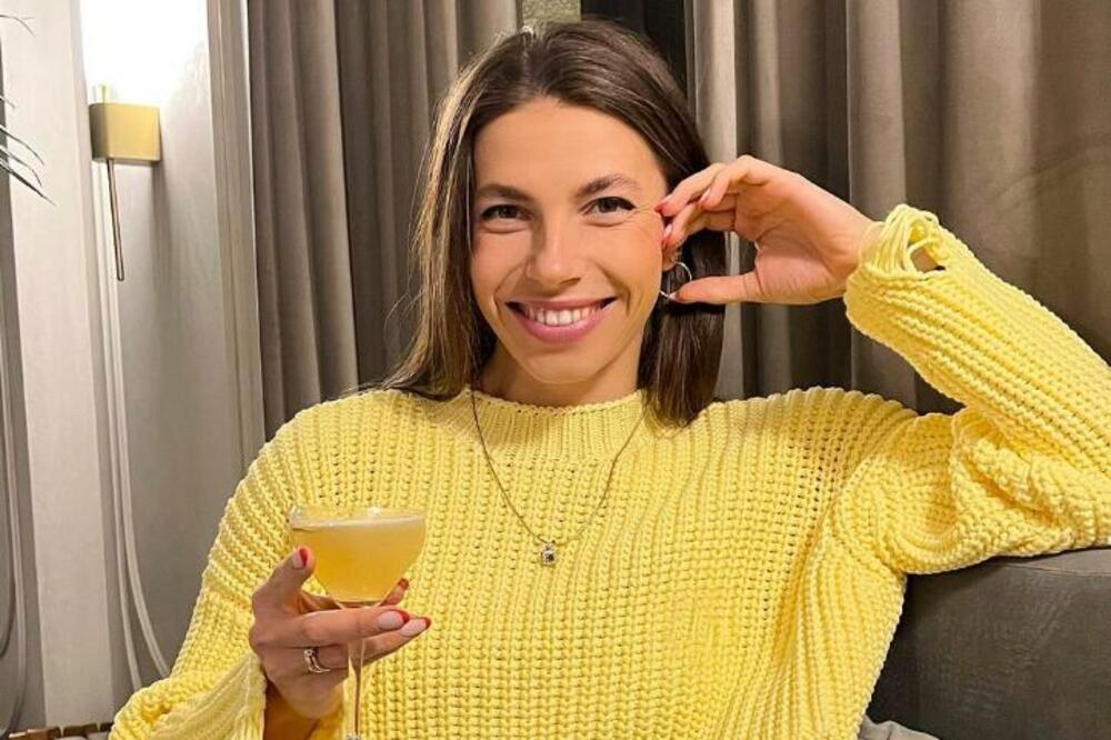 MARINA POZIRALA BEZ BRUSA: Rivalka Ivane Vulete obožava da se razgoliti i pokaže zmijsko telo! (FOTO)