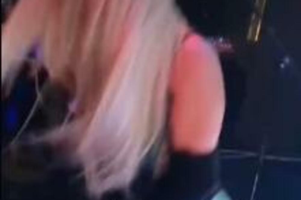 POJAVIO SE SNIMAK FOLK PEVAČICE SA NASTUPA UŽIVO: Njeno ponašanje ZBUNILO sve (VIDEO)