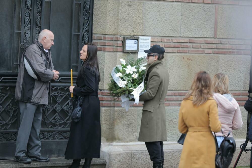 LAĆINI BAKA I DEKA STIGLI NA SAHRANU: Oprostili se od unuka POSLEDNJI PUT, doneli crvene ruže...