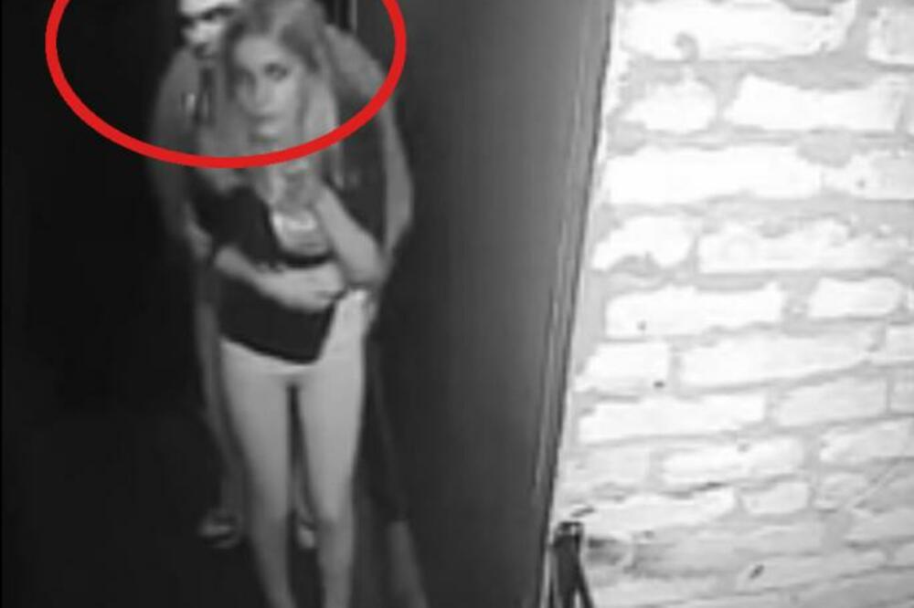 UŠLI SU U KUĆU STRAVE: Kada su videli šta je dečko uradio iza devojke, odmah je uletelo obezbeđenje! (VIDEO)