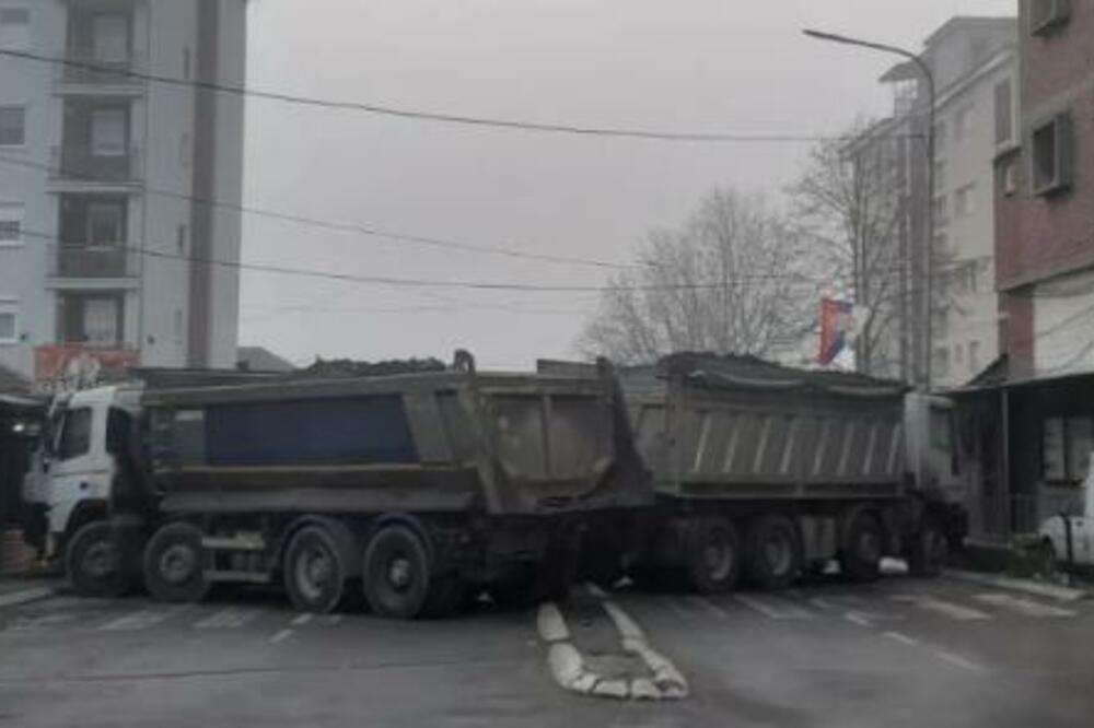 BLOKIRAN PRILAZ KOSOVSKOJ MITROVICI: Barikade i na mostu kod Dudinog krša (FOTO)