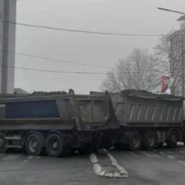 BLOKIRAN PRILAZ KOSOVSKOJ MITROVICI: Barikade i na mostu kod Dudinog krša (FOTO)
