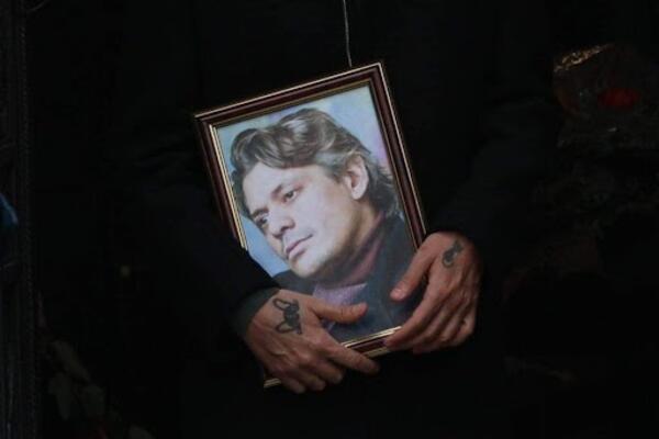 SAHRANJEN MILAN LAĆA RADULOVIĆ: Večno počiva pored majke i brata, porodica i prijatelji U SUZAMA