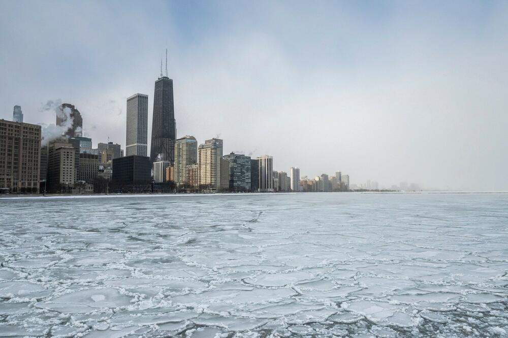 LEDENA OLUJA POGODILA TEKSAS: Škole zatvorene, otkazano više od 1.700 letova, dve osobe POGINULE!