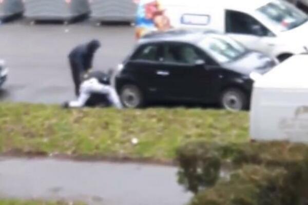 ŽESTOKA TUČA IZBILA NA NOVOM BEOGRADU: Jednom zasmetalo kako je parkiran KOMBI pa izvukao DEBLJI KRAJ (VIDEO)